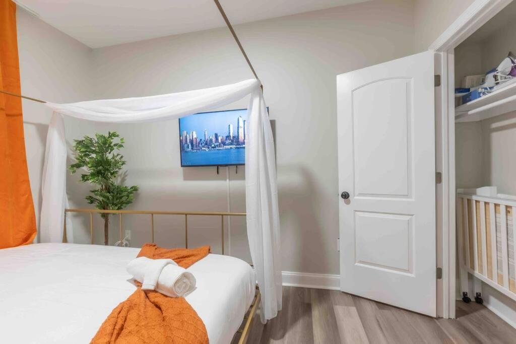 Pumpkin Premise By Airport, 5 Beds, Sleeps 8, Book 7 Days, Get 20 Percent Off Lägenhet Newark Exteriör bild